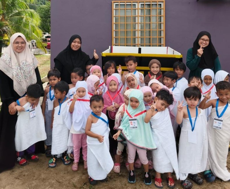 Pelajar melakukan simulasi haji